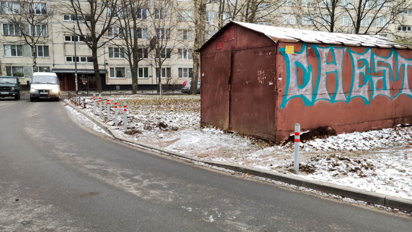 Металлический гараж во дворе многоквартирного дома
