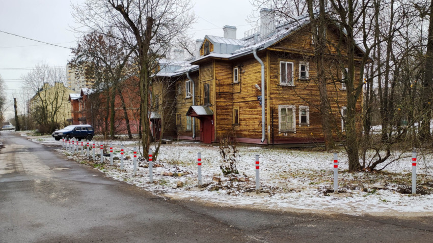 Старый деревянный жилой дом в зимний период