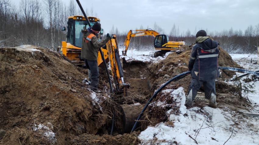Прокладка трубопровода в траншее с использованием спецтехники