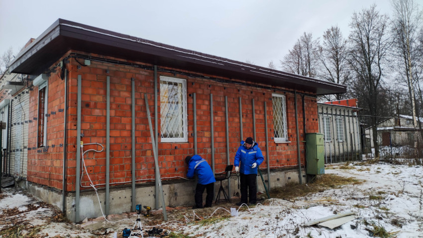 Установка каркаса под облицовку фасада здания в зимних условиях