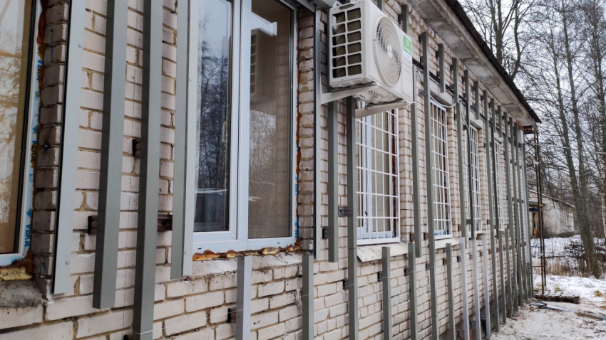 Монтаж фасадного каркаса на кирпичное здание перед облицовкой