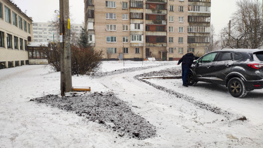 Основание строящейся пешеходной дорожки во дворе зимой