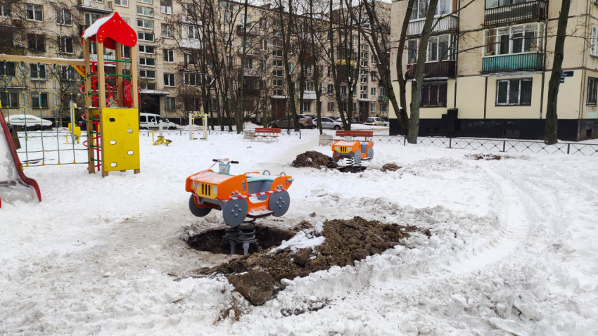 Установка пружинных качалок в форме автомобилей на детской площадке