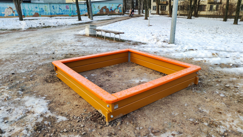 Новая песочница на детской площадке в зимний период