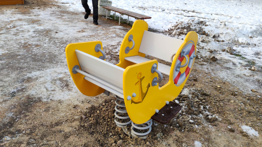 Качалка на пружине в форме кораблика на детской площадке