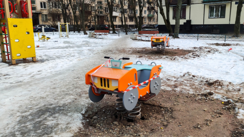 Пружинные качалки в форме квадроциклов на детской площадке