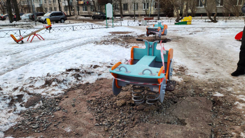 Пружинные качалки в форме квадроциклов на детской площадке зимой