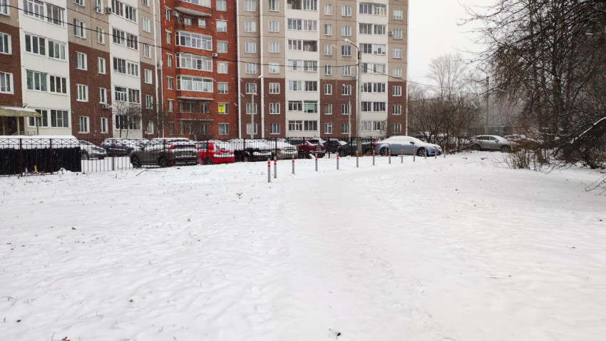 Зимний двор с новыми парковочными ограничителями перед жилым домом