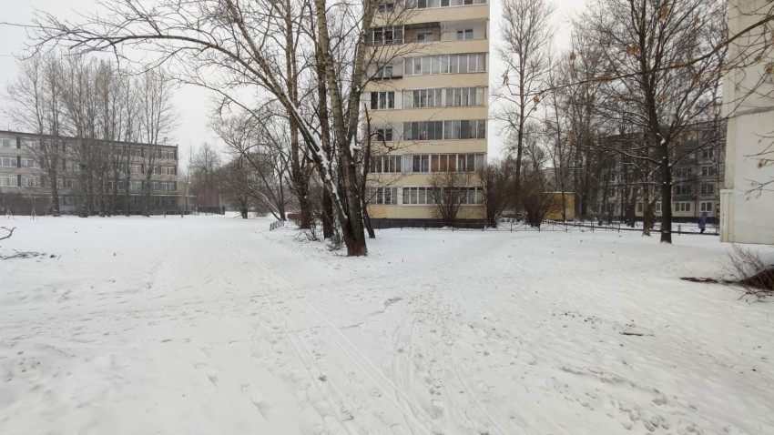 Заснеженный двор между жилыми домами зимой