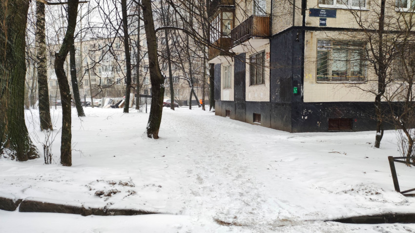 Заснеженная дворовая территория возле жилого дома