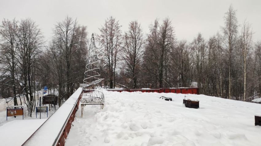 Заснеженная крыша здания с каркасом новогодней елки зимой