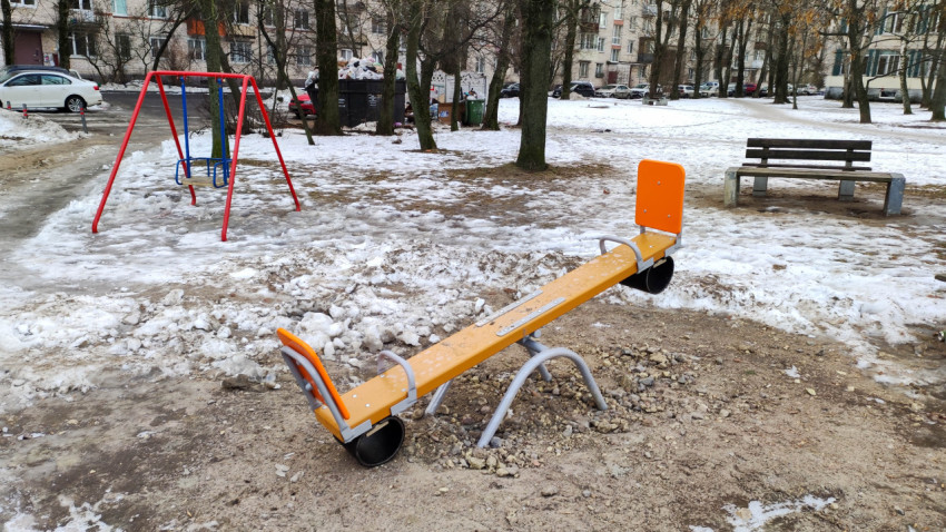 Качели-балансир и классические качели на детской площадке