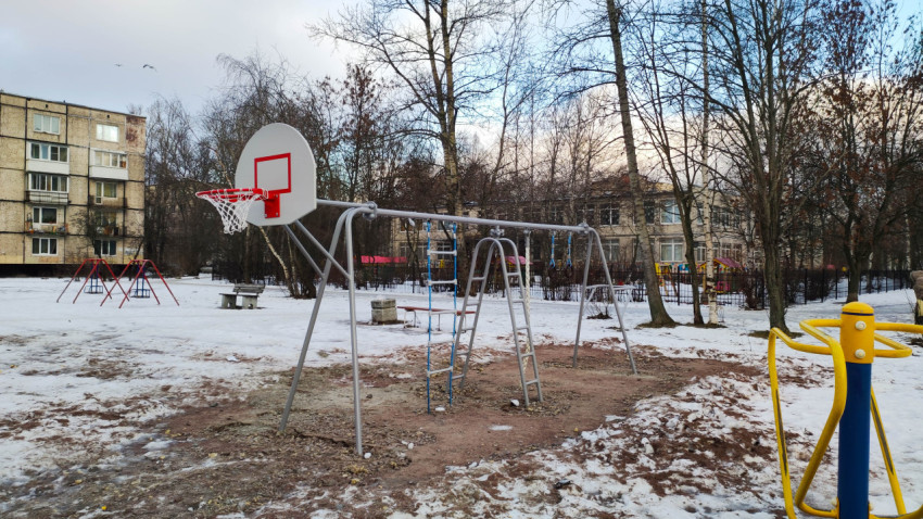 Спортивно-игровой комплекс с баскетбольным кольцом и качелями