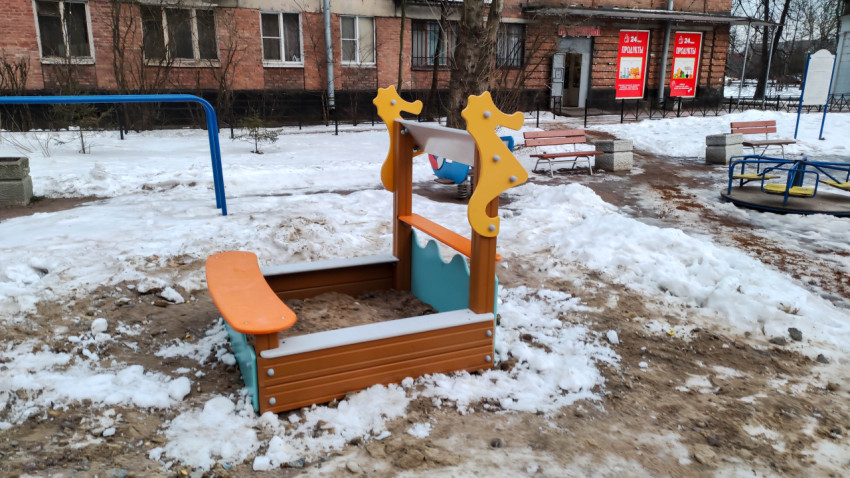 Детская песочница с навесом в зимний период на игровой площадке