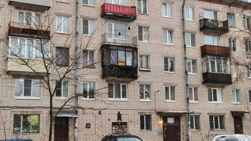 Фасад жилого многоквартирного дома с разными балконами