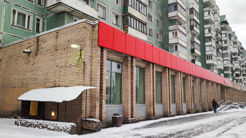 Фасад продуктового магазина «Пятёрочка» в жилом доме зимой