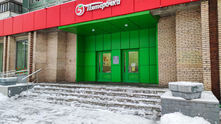 Главный вход в супермаркет «Пятёрочка» в жилом доме