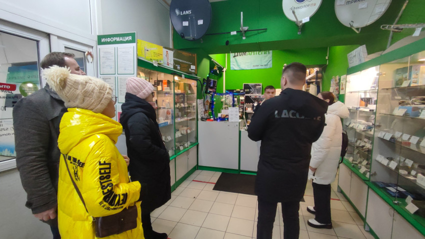 Посетители у прилавка в магазине «Дом Антенн» в жилом доме