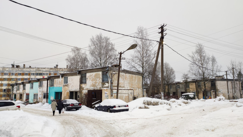 Ветхие двухэтажные дома в зимнее время года