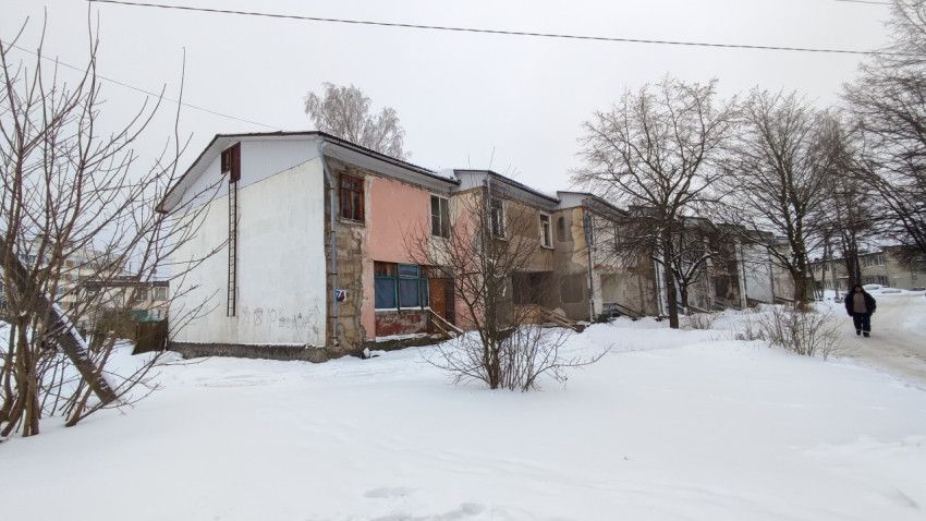 Старая двухэтажка зимой: вид фасада и подъездов с улицы