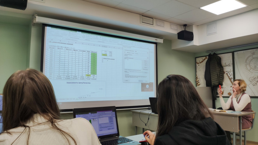 Занятие по Excel: студенты в компьютерном классе