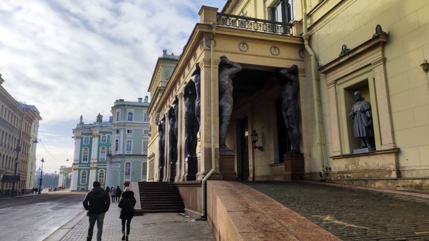 Колоннада с атлантами у Нового Эрмитажа в Санкт-Петербурге зимой