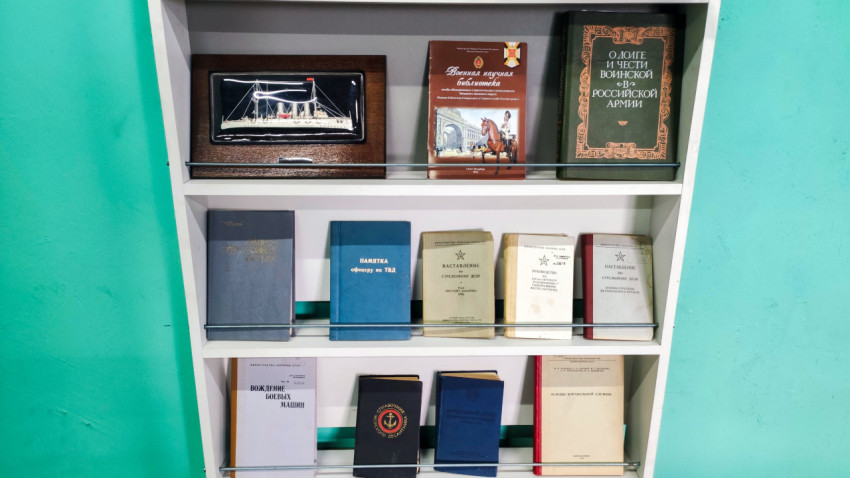 Книжная полка с наставлениями, памятками и уставами по военной подготовке