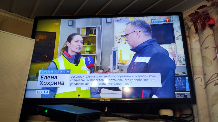 Кадр телевизионного интервью на производственном объекте