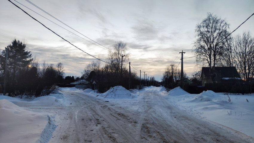 Перекрёсток загородных улиц с уличным освещением зимой