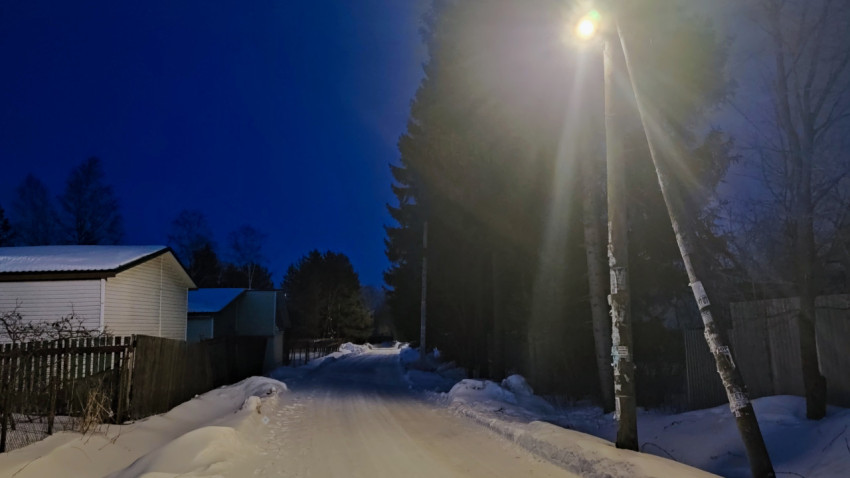 Зимняя улица с уличным фонарём в пригородной зоне
