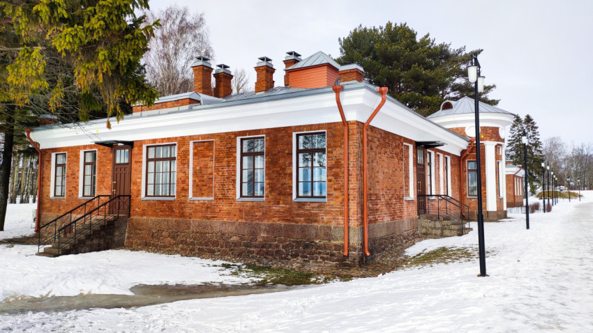 Здание с фасадом из красного кирпича и белыми архитектурными элементами