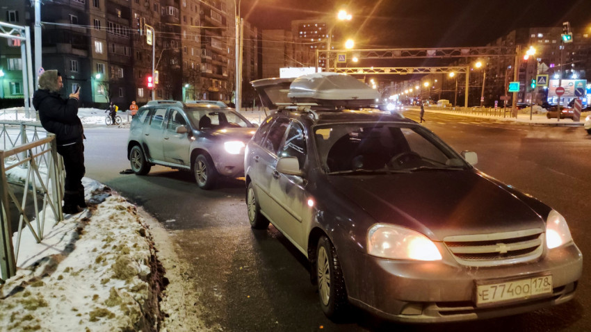 Столкновение двух автомобилей на перекрёстке в городе