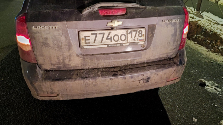 Повреждённый задний бампер автомобиля после ДТП