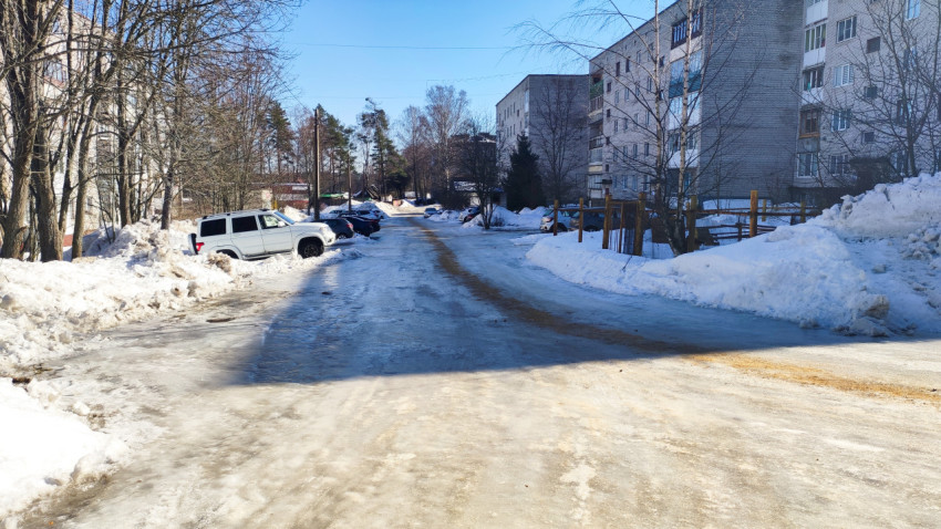 Зимняя улица с припаркованными автомобилями в жилом квартале