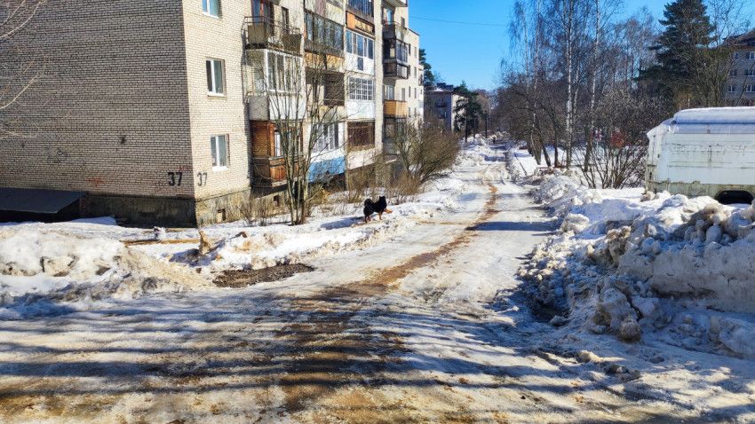 Старая панельная пятиэтажка на фоне заснеженного двора в спальном районе