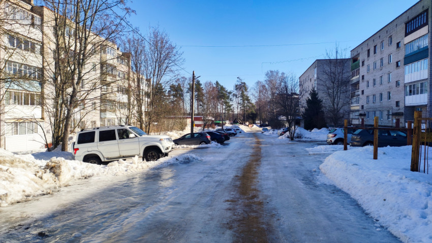 Двор зимой с припаркованными автомобилями в посёлке