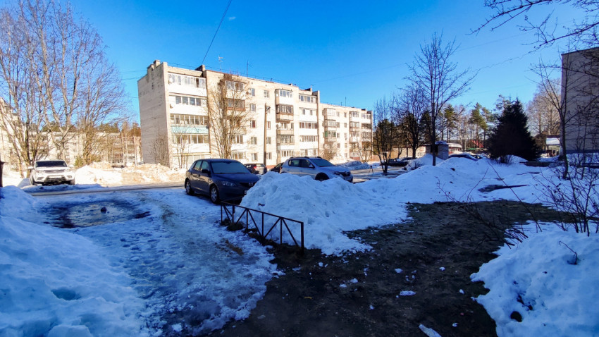 Парковка автомобилей у жилых домов зимой