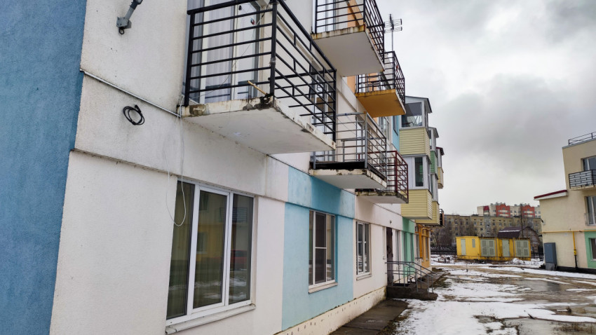 Балконы с металлическими ограждениями в жилом микрорайоне