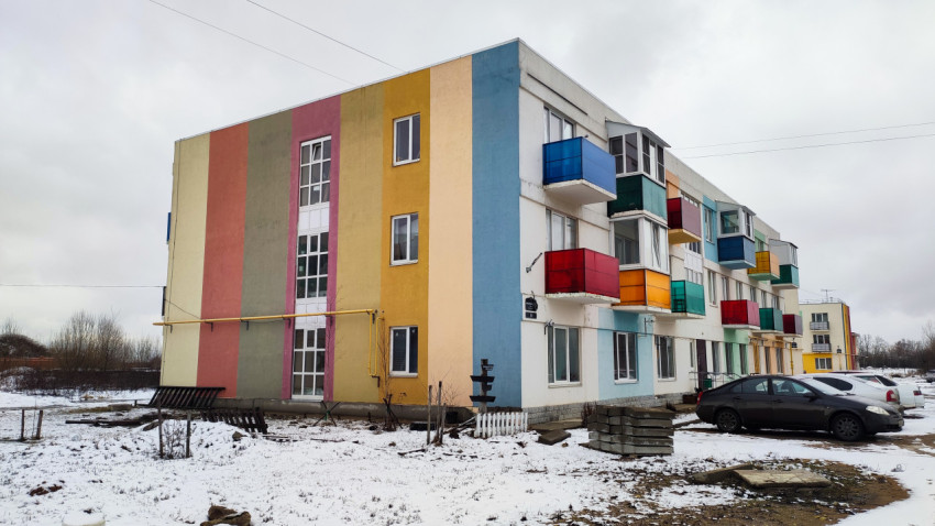 Жилой дом с разноцветными балконами в зимнем дворе