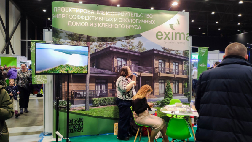 Стенд Exima на выставке с макетом деревянного дома