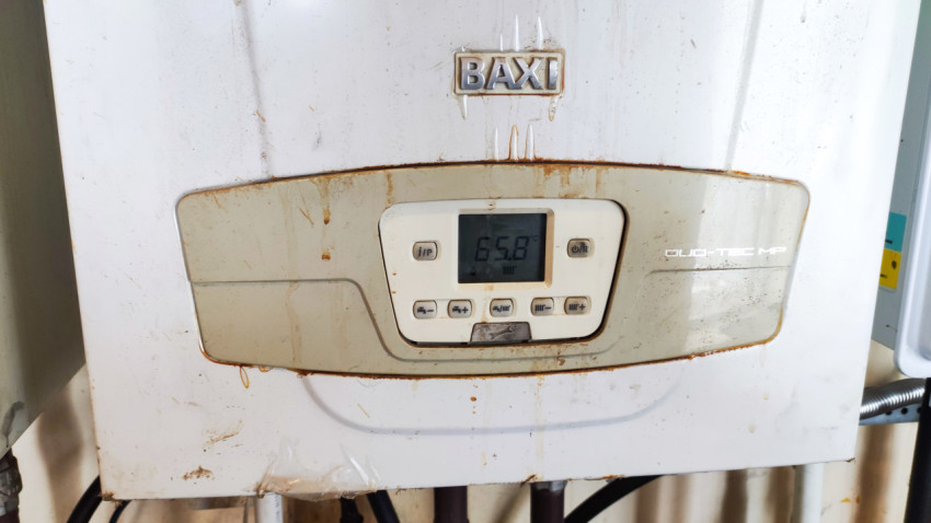 Фрагмент газового котла BAXI с дисплеем и следами загрязнения