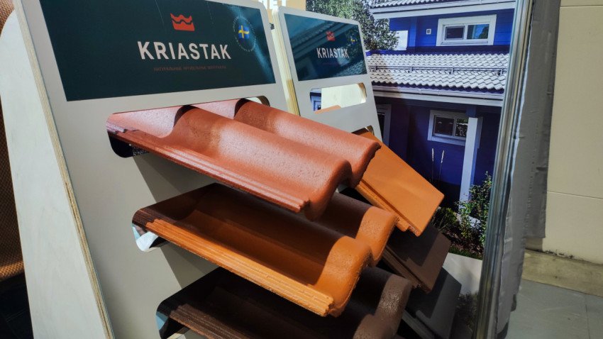 Образцы керамической черепицы Kriastak на фоне баннера