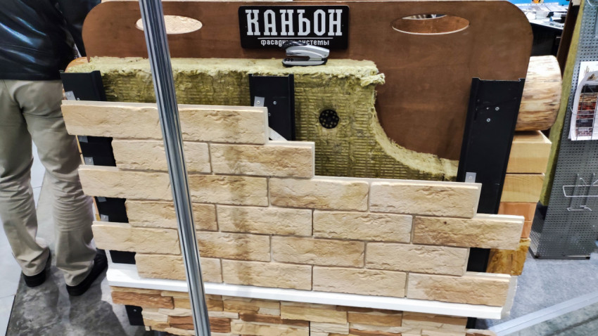 Макет крепления фасадных плиток с утеплением стен на выставке