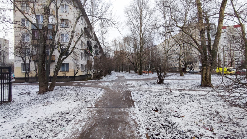 Тротуары между домами в жилом дворе зимой