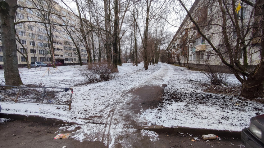 Пешеходная дорожка между жилыми домами зимой