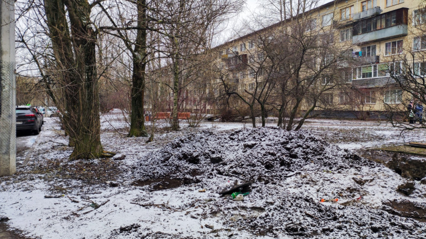 Грунтовая куча в заснеженном дворе жилого квартала