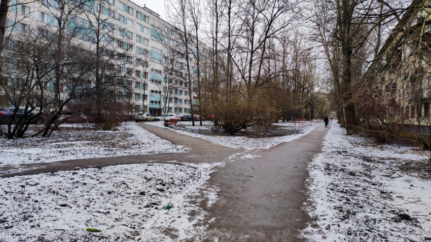 Перекрёсток пешеходных дорожек между домами зимой