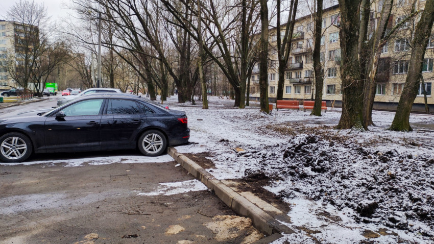 Парковка и тротуар у жилых домов зимой