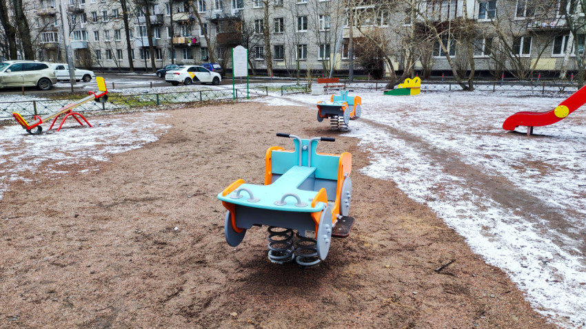 Зимняя детская площадка с качелями и пружинными качалками