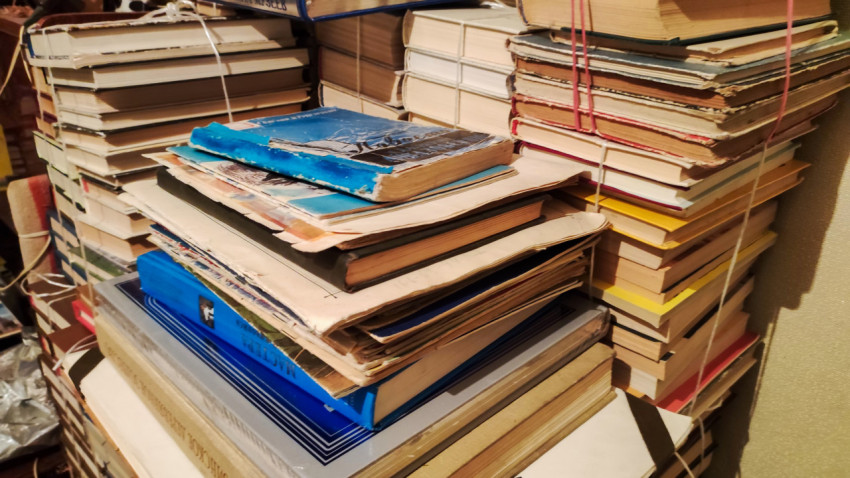 Изношенные и новые книги в связках на столе